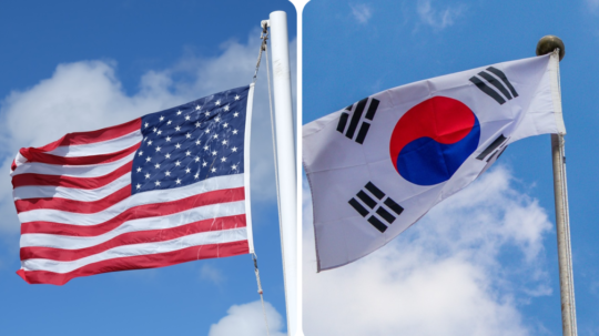 Na snímke vlajky USA (vľavo) a Južnej Kórey.