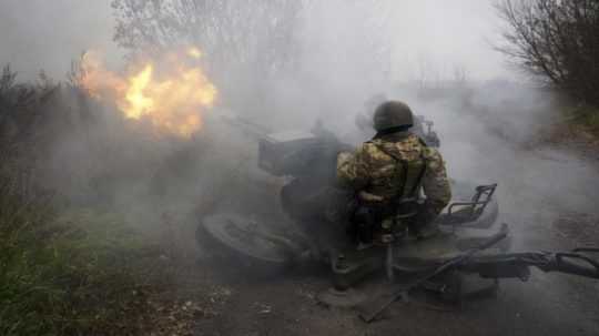 Príslušníci ukrajinskej Národnej gardy ostreľujú ruské pozície z protilietadlového dela v Charkovskej oblasti na severovýchode Ukrajiny.