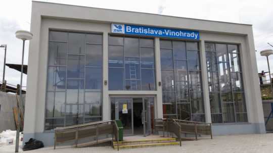 Na ilustračnej snímke hlavná budova železničnej stanice Vinohrady.
