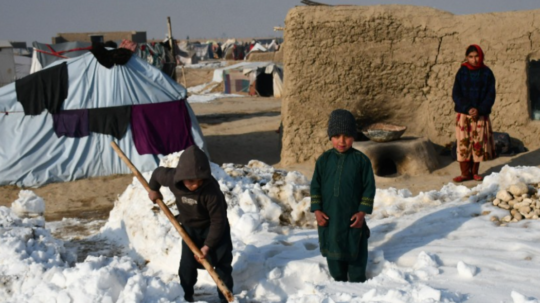 Na ilustračnej snímke afganské deti odpratávajú sneh.