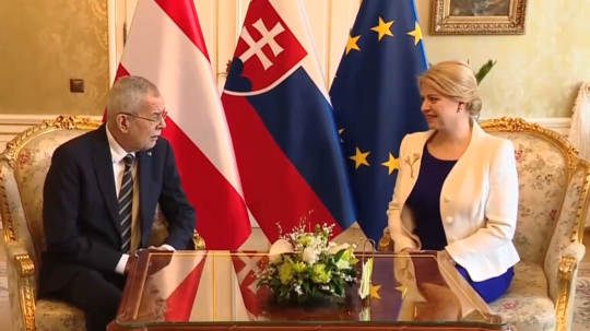Na snímke rakúsky prezident Alexander Van der Bellen s prezidentkou Zuzanou Čaputovou.