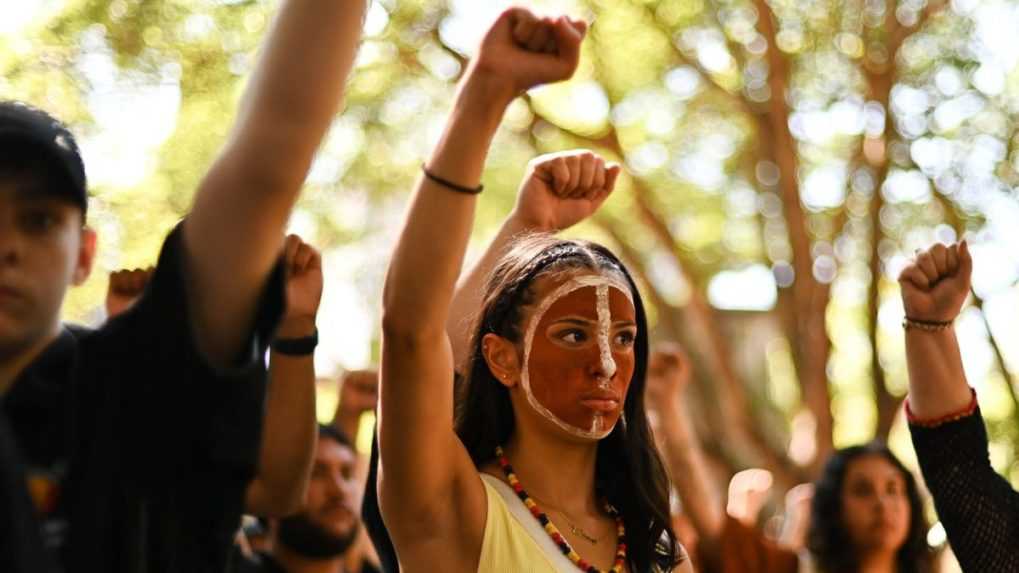 Tisíce ľudí v Austrálii demonštrujú za práva domorodých obyvateľov