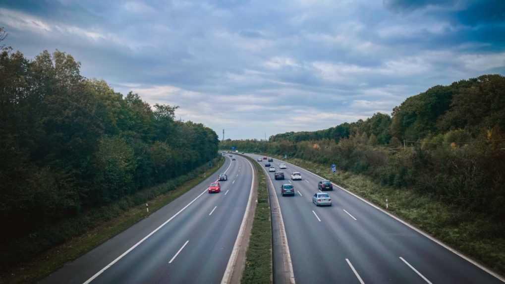 Vodič sa v Nemecku na diaľnici rútil obrovskou rýchlosťou
