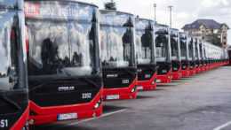 Na snímke 31 nových vyše 18 metrov dlhých kĺbových autobusov tureckej značky Otokar.