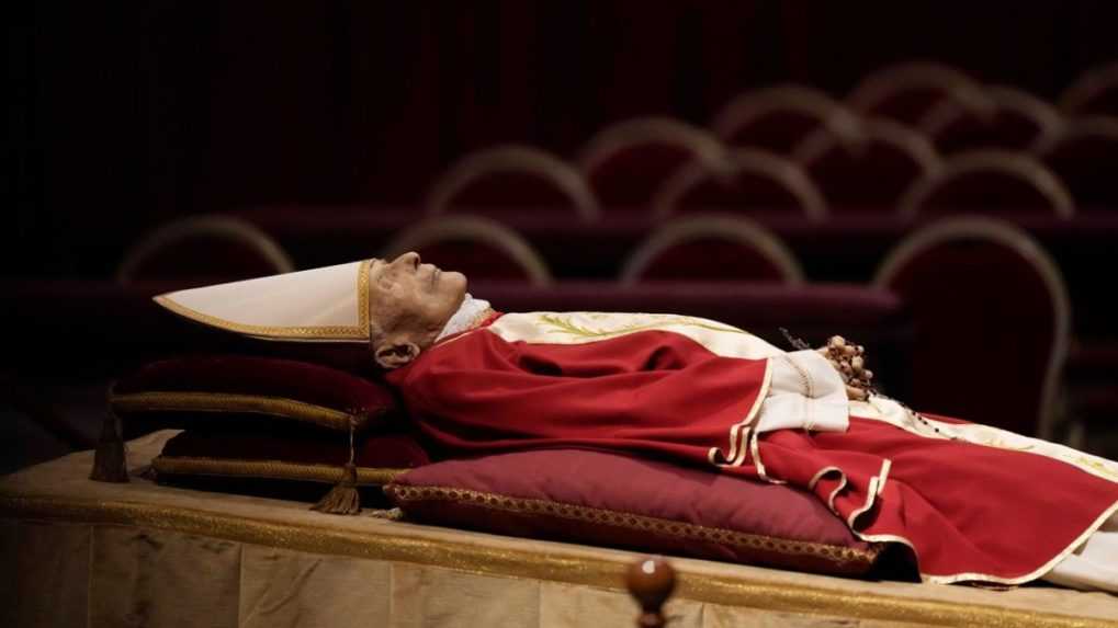 Tisíce ľudí sa prichádzajú do Vatikánu rozlúčiť s emeritným pápežom Benediktom XVI.