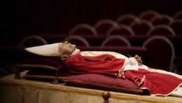 Na snímke telo zosnulého emeritného pápeža Benedikta XVI. vo Svätopeterskej bazilike v Ríme.