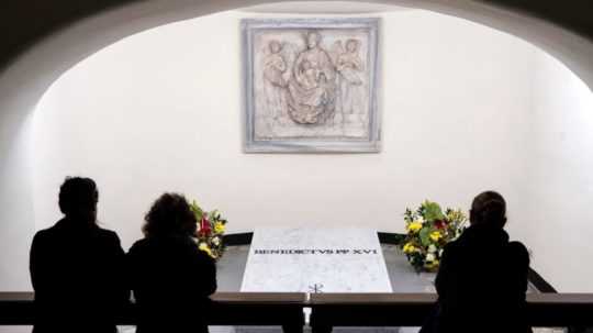 Na snímke hrobka zosnulého pápeža Benedikta XVI. vo Svetopeterskej bazilike vo Vatikáne.