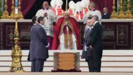 Pápež František počas zádušnej omše pozerá na rakvu s pozostatkami emeritného pápeža Benedikta XVI.