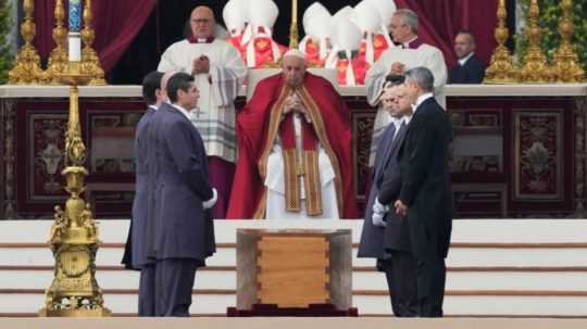 Pápež František počas zádušnej omše pozerá na rakvu s pozostatkami emeritného pápeža Benedikta XVI.