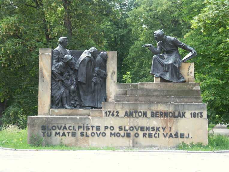 Súsošie Antona Bernoláka v Trnave, ktorého autor je sochár Ján Koniarek.
