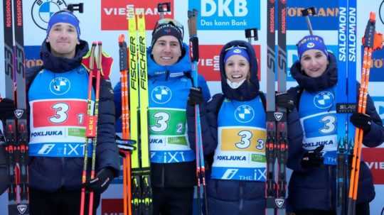 Členovia víťazného francúzskeho biatlonového tímu zmiešanej štafety - Fabien Claude, Quentin Fillon Maillet, Anais Chevalierová-Bouchetová, Julia Simonová.