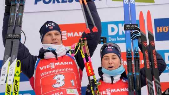 Na snímke dvojica nórskych biatlonistov - Ingrid Landmark Tandrevoldová a Vetle Sjastad Christiansen oslavujú víťazstvo.