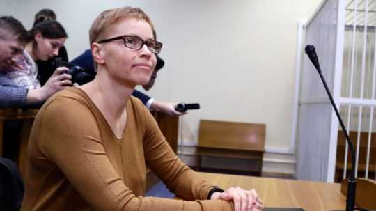 Na snímke Maryna Zolatava, šéfredaktorka bieloruského nezávislého spravodajského webu Tut.by, sedí v súdnej sieni.