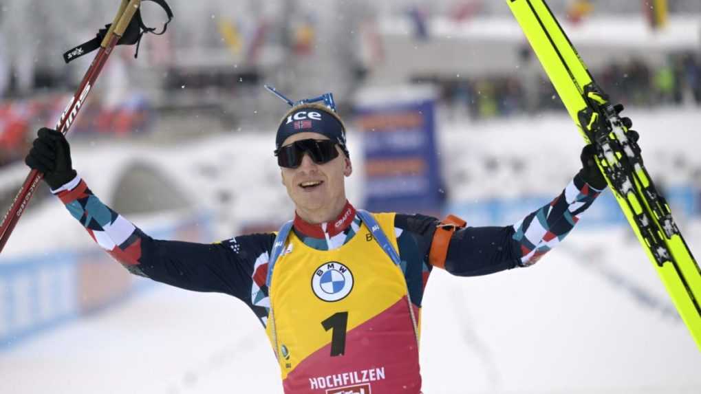 Nórsky biatlonista Johannes Thingnes Bö oslavuje v cieli víťazstvo.