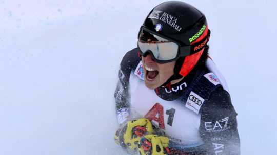 Talianska lyžiarka Federica Brignoneová sa v cieli super-G teší z priebežného prvého miesta.