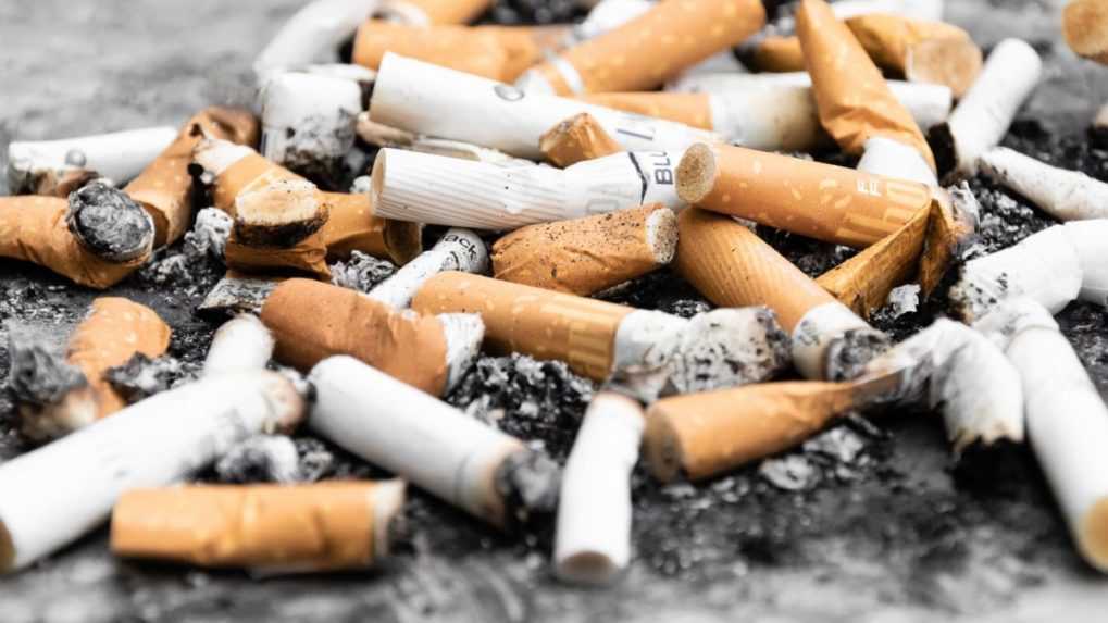 Za upratovanie odhodených cigaretových ohorkov budú v Španielsku platiť tabakové firmy