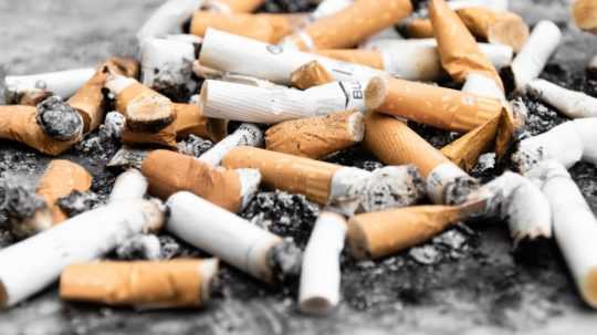Na ilustračnej snímke kôpka cigaretových ohorkov na zemi.