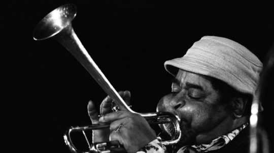 Na snímke jazzový hudobník Dizzy Gillespie hrá na trúbke.