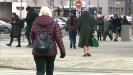 Na ilustračnej snímke dôchodcovia kráčajú po ulici.