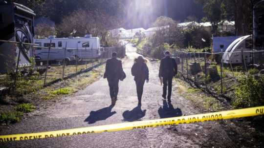 Agenti FBI smerujú na miesto streľby na hubovej farme v severnej Kalifornii.