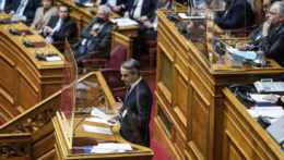 Grécky premiér Kyriakos Mitsotakis v parlamente.