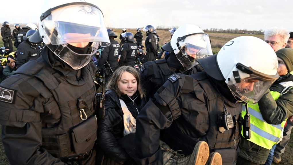 Nemecká polícia pri proteste proti ťažbe uhlia zadržala Gretu Thunbergovú