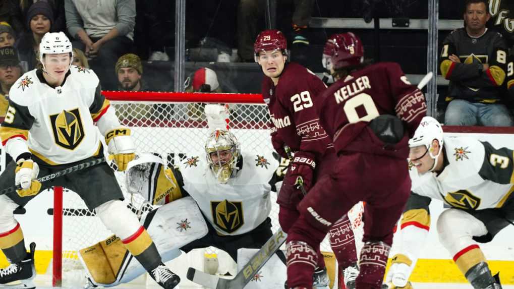NHL: Keller hetrikom prispel k víťazstvu Arizony nad Vegas