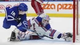 Hokejista Toronta Maple Leafs Mitchell Marner strieľa v páde víťazný gól za chrbát brankára New Yorku Rangers Igora Šesťorkina.