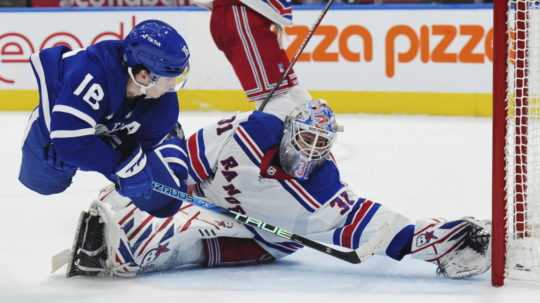 Hokejista Toronta Maple Leafs Mitchell Marner strieľa v páde víťazný gól za chrbát brankára New Yorku Rangers Igora Šesťorkina.