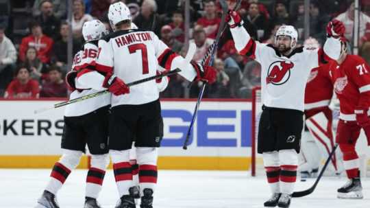 Obranca Dougie Hamilton (7) z New Jersey Devils sa teší z gólu, vpravo sa raduje spoluhráč Tomáš Tatar počas zápasu zámorskej NHL Detroit Red Wings - New Jersey Devils.