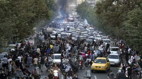 Ľudia protestujúci proti vláde v Teheráne.