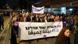 Na snímke demonštranti v Tel Avive držia plagát s nápisom: Toto je náš domov.