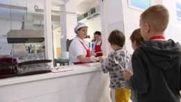 kuchárka a deti v školskej jedálni