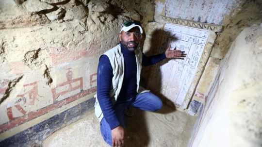 Na snímke vedúci archeologického tímu Záhí Hawás vo vnútri novoobjavenej starovekej hrobky.