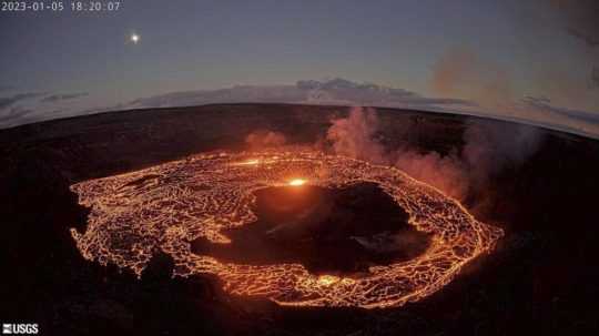 Erupcia sopky Kilauea v jej vrcholovom kráteri.