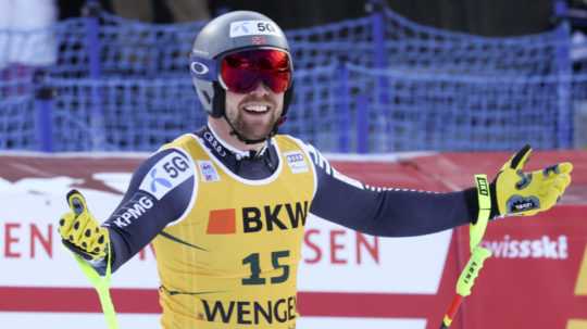Nór Aleksander Aamodt Kilde sa usmieva v cieli pretekov super-G Svetového pohára v lyžovaní vo švajčiarskom Wengene.
