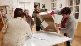 Na snímke členovia okrskovej volebnej komisie v Komárne začali sčítanie hlasov po referende.