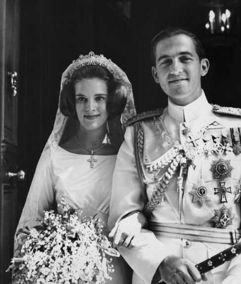 Grécky kráľ Konštantín II. a kráľovná Anne-Marie pózujú po sobáši v Aténach (1964).