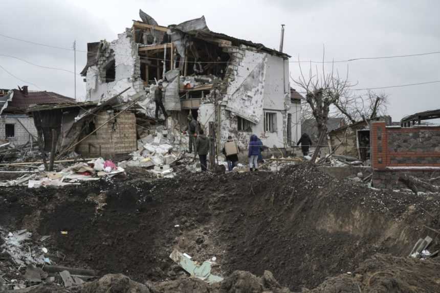Kráter a zničený dom po ruskom raketovom útoku.