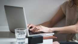 Žena pracuje na laptope.