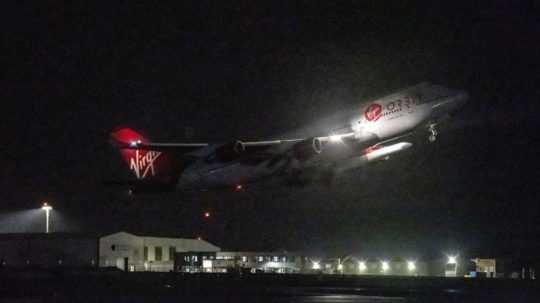 Upravený Boeing 747 aerolínií Virgin Atlantic s orbitálnou nosnou raketou LauncherOne.