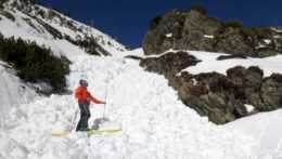 Na snímke meranie výšky spadnutej lavíny v Žiarskej doline.