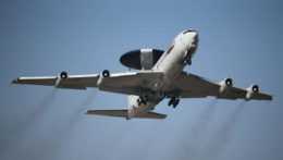 Na archívnej snímke prieskumné lietadlo AWACS.