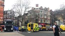 Záchranári zasahujú na mieste nešťastia v Londýne.
