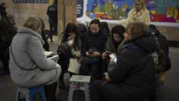Ľudia sa ukrývajú v kyjevskom metre počas leteckého poplachu v stredu 25. januára 2023.