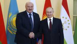 Bieloruský prezident Alexandr Lukašenko a jeho ruský náprotivok Vladimir Putin.