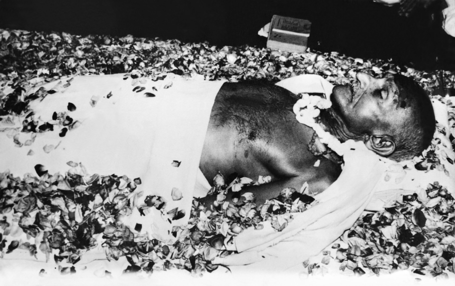 Na snímke telo indického duchovného vodcu Mahátmá Gándhího, ktoré je pokryté lupienkami ruží.