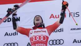 Švajčiarsky lyžiar Marco Odermatt oslavuje víťazstvo v klasickom obrovskom slalome Svetového pohára v domácom Adelbodene.