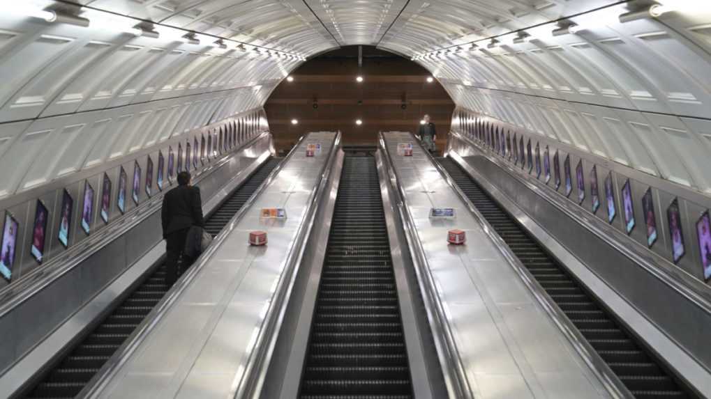 Na snímke ľudia na eskalátoroch na stanici metra Liverpool Street vo východnom Londýne počas štrajku pracovníkov londýnskeho metra.