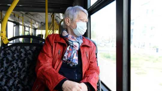 staršia žena s rúškom v autobuse